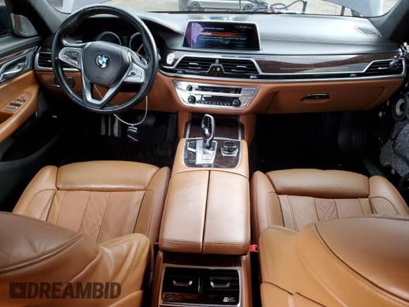 ✅ 2016 BMW 7 Series 750i xDrive • VIN: WBA7F2C58GG420149 • Lot: 92687385. Wystawiony na Copart z przebiegiem 96 532 mil. Bezpłatny archiwum sprzedaży aukcyjnych z USA i szczegółowy raport historii pojazdu na DreamBid. Zdjęcie 8.