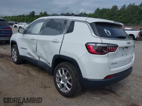 ✅ 2022 Jeep Compass Latitude Lux • VIN: 3C4NJDFB7NT181093 • Lot: 42359152. Wystawiony na IAAI z przebiegiem 20 264 mil. Bezpłatny archiwum sprzedaży aukcyjnych z USA i szczegółowy raport historii pojazdu na DreamBid. Zdjęcie 3.