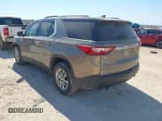 ✅ 2018 Chevrolet Traverse LT Cloth • VIN: 1GNERGKW7JJ206313 • Lot: 43463022. Wystawiony na IAAI z przebiegiem 242 688 mil. Bezpłatny archiwum sprzedaży aukcyjnych z USA i szczegółowy raport historii pojazdu na DreamBid. Zdjęcie 3.
