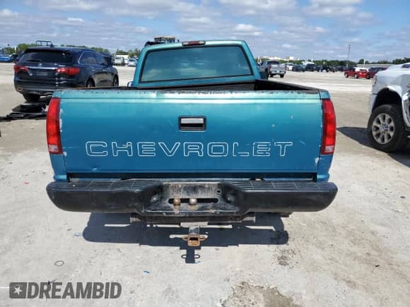 1998 Chevrolet Silverado 1500 with VIN 1GCEC14W8WZ105696, listed as a Copart auction lot 85420185 with 220,727 mi miles and Salvage title. Bid and sale history available at DreamBid. Image 6.