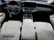 ✅ 2022 Lexus LS 500 • VIN: JTHG5LFF8N5016937 • Lot: 61868794. Wystawiony na Copart z przebiegiem 4 846 mil. Bezpłatny archiwum sprzedaży aukcyjnych z USA i szczegółowy raport historii pojazdu na DreamBid. Zdjęcie 8.