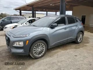 ✅ 2020 Hyundai Kona SEL • VIN: KM8K22AA4LU457070 • Лот: 49686795. Опубликован ранее на Copart с пробегом 88 889 миль. Бесплатный доступ к архиву аукционных продаж из США и подробный отчёт об истории автомобиля на DreamBid. Изображение 1.