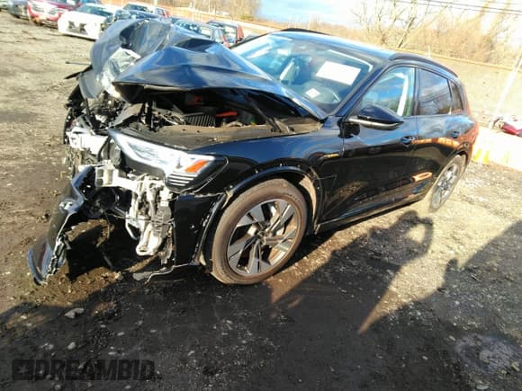 ✅ 2022 Audi e-tron Premium • VIN: WA1AAAGE1NB019333 • Lot: 35745101. Wystawiony na IAAI z przebiegiem 15 303 mil. Bezpłatny archiwum sprzedaży aukcyjnych z USA i szczegółowy raport historii pojazdu na DreamBid. Zdjęcie 2.