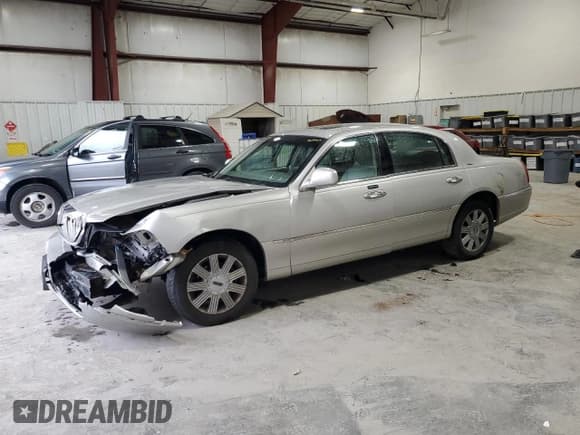 ✅ 2004 Lincoln Town Car Ultimate • VIN: 1LNHM83W24Y629266 • Lot: 92449415. Listed on Copart with 119,191 mi. Free auction sales archive from the USA and detailed vehicle history report at DreamBid. Image 1.