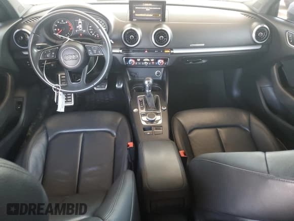 ✅ 2018 Audi A3 Premium • VIN: WAUAUGFF2J1015864 • Lot: 85367095. Wystawiony na Copart z przebiegiem 90 835 mil. Bezpłatny archiwum sprzedaży aukcyjnych z USA i szczegółowy raport historii pojazdu na DreamBid. Zdjęcie 8.