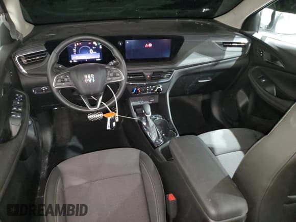 ✅ 2025 Buick Encore GX Preferred • VIN: KL4AMCSL5SB049293 • Lot: 90233075. Wystawiony na Copart z przebiegiem 2 591 mil. Bezpłatny archiwum sprzedaży aukcyjnych z USA i szczegółowy raport historii pojazdu na DreamBid. Zdjęcie 8.