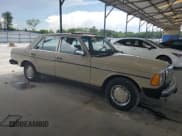 ✅ 1982 Mercedes-Benz 240 • VIN: WDBAB23A5CB334921 • Lot: 61423295. Wystawiony na Copart z przebiegiem 289 133 mil. Bezpłatny archiwum sprzedaży aukcyjnych z USA i szczegółowy raport historii pojazdu na DreamBid. Zdjęcie 4.