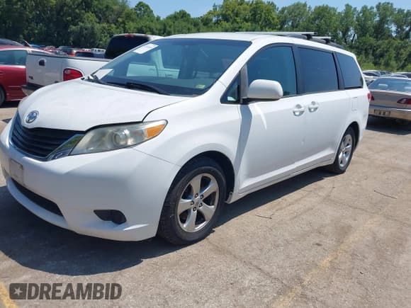 ✅ 2011 Toyota Sienna LE AAS • VIN: 5TDKK3DC3BS139015 • Лот: 42924618. Опубликован ранее на IAAI с пробегом 207 467 миль. Бесплатный доступ к архиву аукционных продаж из США и подробный отчёт об истории автомобиля на DreamBid. Изображение 2.
