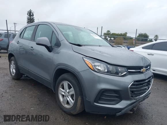 ✅ 2020 Chevrolet Trax LS • VIN: 3GNCJKSB9LL159716 • Lot: 43704981. Wystawiony na IAAI z przebiegiem 84 930 mil. Bezpłatny archiwum sprzedaży aukcyjnych z USA i szczegółowy raport historii pojazdu na DreamBid. Zdjęcie 1.