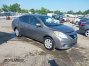 ✅ 2013 Nissan Versa S Plus • VIN: 3N1CN7AP8DL852840 • Lot: 42587405. Wystawiony na IAAI z przebiegiem 190 633 mil. Bezpłatny archiwum sprzedaży aukcyjnych z USA i szczegółowy raport historii pojazdu na DreamBid. Zdjęcie 1.