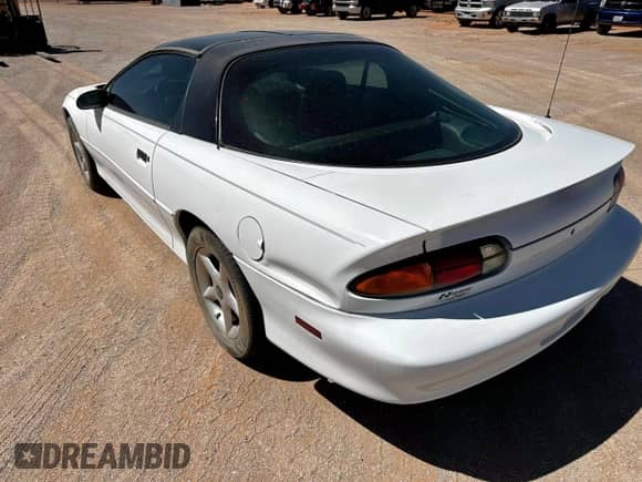 1997 Chevrolet Camaro z VIN 2G1FP22KXV2124842, wystawiony jako Copart lot #59028955 z przebiegiem 63 763 mil mil oraz Czysty tytuł • Clean title. Historia ofert i sprzedaży dostępna na DreamBid. Obrazek 3.