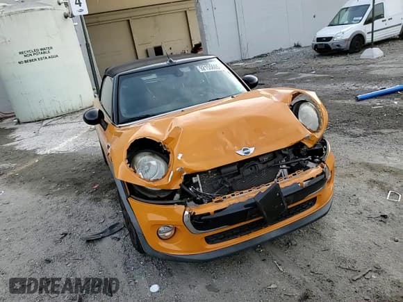 ✅ 2017 MINI Convertible Cooper • VIN: WMWWG5C58H3C20183 • Lot: 92155665. Wystawiony na Copart z przebiegiem 70 166 mil. Bezpłatny archiwum sprzedaży aukcyjnych z USA i szczegółowy raport historii pojazdu na DreamBid. Zdjęcie 13.