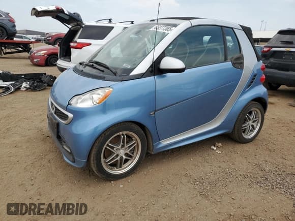 ✅ 2015 Smart fortwo Passion • VIN: WMEEK3BA4FK798010 • Lot: 65277365. Wystawiony na Copart z przebiegiem 135 963 mil. Bezpłatny archiwum sprzedaży aukcyjnych z USA i szczegółowy raport historii pojazdu na DreamBid. Zdjęcie 1.