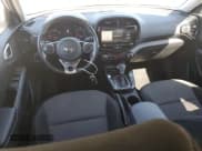 ✅ 2020 Kia Soul EX • VIN: KNDJ33AUXL7048650 • Lot: 84722005. Wystawiony na Copart z przebiegiem 93 081 mil. Bezpłatny archiwum sprzedaży aukcyjnych z USA i szczegółowy raport historii pojazdu na DreamBid. Zdjęcie 8.