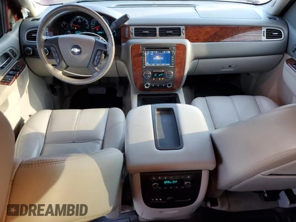 ✅ 2010 Chevrolet Suburban LT • VIN: 1GNZKMEGXAR211239 • Lot: 70322265. Wystawiony na Copart z przebiegiem 174 586 mil. Bezpłatny archiwum sprzedaży aukcyjnych z USA i szczegółowy raport historii pojazdu na DreamBid. Zdjęcie 8.