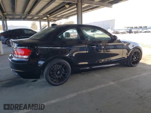 ✅ 2010 BMW 1 Series 135i • VIN: WBAUC7C56AVK81196 • Лот: 52442875. Опубликован ранее на Copart с пробегом 108 987 миль. Бесплатный доступ к архиву аукционных продаж из США и подробный отчёт об истории автомобиля на DreamBid. Изображение 3.