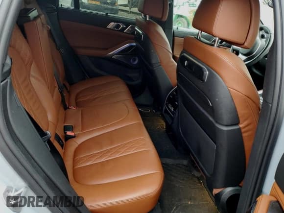 ✅ 2024 BMW X6 M60i • VIN: 5UX43EX08R9S67874 • Lot: 85975104. Wystawiony na Copart z przebiegiem 18 910 mil. Bezpłatny archiwum sprzedaży aukcyjnych z USA i szczegółowy raport historii pojazdu na DreamBid. Zdjęcie 11.