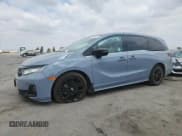 ✅ 2025 Honda Odyssey Sport-L • VIN: 5FNRL6H74SB009680 • Lot: 80205735. Wystawiony na Copart z przebiegiem 27 946 mil. Bezpłatny archiwum sprzedaży aukcyjnych z USA i szczegółowy raport historii pojazdu na DreamBid. Zdjęcie 1.