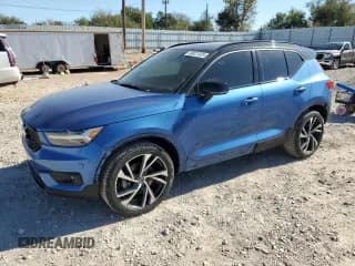 ✅ 2021 Volvo XC40 R-Design • VIN: YV4162UM9M2483779 • Лот: 90021825. Опубликован ранее на Copart с пробегом 25 784 миль. Бесплатный доступ к архиву аукционных продаж из США и подробный отчёт об истории автомобиля на DreamBid. Изображение 1.