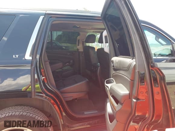 ✅ 2019 Chevrolet Tahoe LT • VIN: 1GNSCBKC2KR100478 • Lot: 42993812. Listed on IAAI with 121,861 mi. Free auction sales archive from the USA and detailed vehicle history report at DreamBid. Image 8.