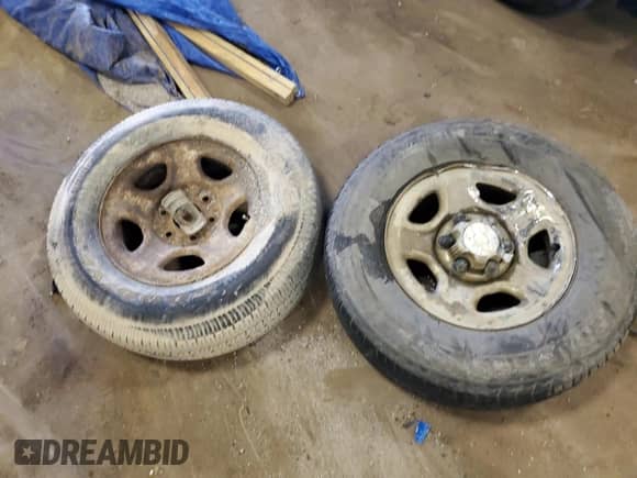 2002 Chevrolet Silverado 1500 z VIN 1GCEC14V02Z272202, wystawiony jako Copart lot #71356385 z przebiegiem 115 544 mil mil oraz Czysty tytuł • Clean title. Historia ofert i sprzedaży dostępna na DreamBid. Obrazek 12.