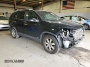 ✅ 2013 Kia Sorento LX • VIN: 5XYKTDA21DG357727 • Lot: 82097475. Wystawiony na Copart z przebiegiem 142 448 mil. Bezpłatny archiwum sprzedaży aukcyjnych z USA i szczegółowy raport historii pojazdu na DreamBid. Zdjęcie 4.