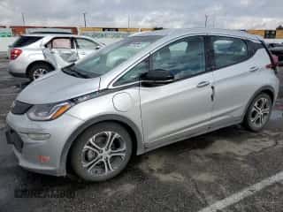 2018 Chevrolet Bolt EV Premier z VIN 1G1FX6S01J4134041, wystawiony jako Copart lot #82892843 z przebiegiem 79 703 mil mil oraz . Historia ofert i sprzedaży dostępna na DreamBid. Obrazek 1.