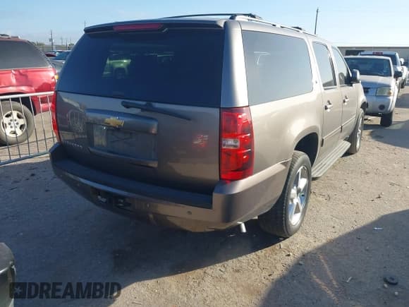 ✅ 2014 Chevrolet Suburban LT • VIN: 1GNSCJE07ER153791 • Lot: 43689033. Wystawiony na IAAI z przebiegiem 209 885 mil. Bezpłatny archiwum sprzedaży aukcyjnych z USA i szczegółowy raport historii pojazdu na DreamBid. Zdjęcie 4.