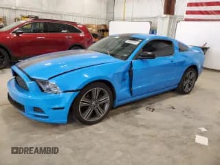 ✅ 2013 Ford Mustang V6 • VIN: 1ZVBP8AM3D5233302 • Lot: 66509395. Wystawiony na Copart z przebiegiem 151 528 mil. Bezpłatny archiwum sprzedaży aukcyjnych z USA i szczegółowy raport historii pojazdu na DreamBid. Zdjęcie 1.