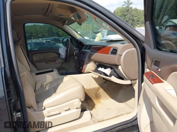 2012 Chevrolet Tahoe LT z VIN 1GNSCBE06CR215264, wystawiony jako IAAI lot #43274793 z przebiegiem 245 873 mil mil oraz . Historia ofert i sprzedaży dostępna na DreamBid. Obrazek 5.