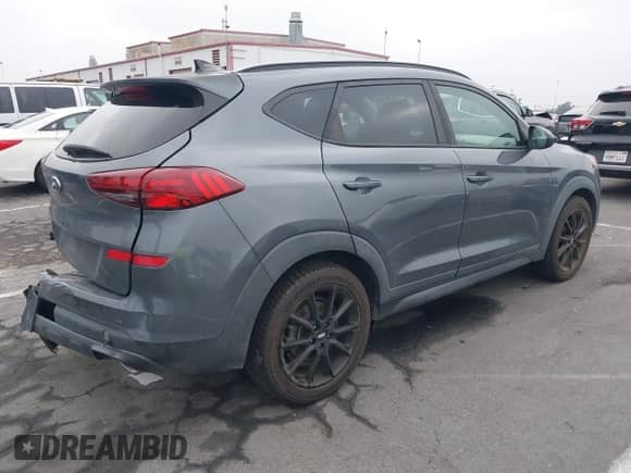 2019 Hyundai Tucson SEL z VIN KM8J33AL4KU973184, wystawiony jako IAAI lot #42659634 z przebiegiem 91 838 mil mil oraz . Historia ofert i sprzedaży dostępna na DreamBid. Obrazek 4.
