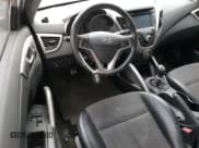 ✅ 2013 Hyundai Veloster w/Gray Int • VIN: KMHTC6AD3DU109121 • Lot: 77271244. Wystawiony na Copart z przebiegiem Nie podano. Bezpłatny archiwum sprzedaży aukcyjnych z USA i szczegółowy raport historii pojazdu na DreamBid. Zdjęcie 8.