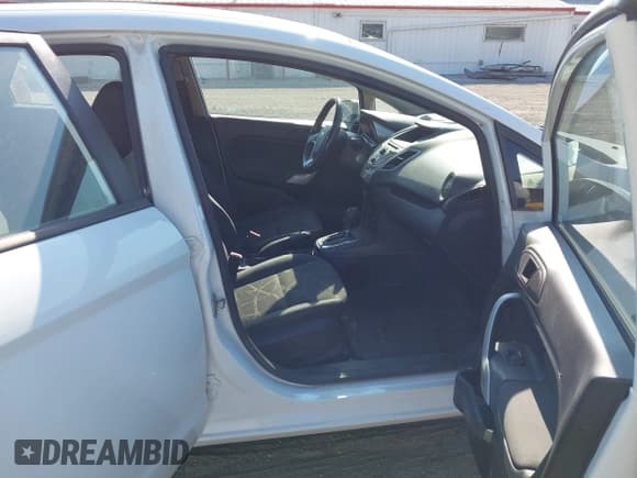 ✅ 2013 Ford Fiesta SE • VIN: 3FADP4BJ4DM224441 • Lot: 43461093. Wystawiony na IAAI z przebiegiem 130 735 mil. Bezpłatny archiwum sprzedaży aukcyjnych z USA i szczegółowy raport historii pojazdu na DreamBid. Zdjęcie 5.