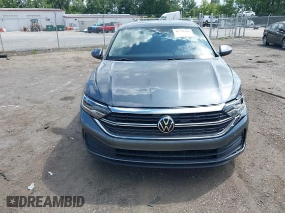 ✅ 2024 Volkswagen Jetta SE • VIN: 3VWEM7BU7RM026847 • Lot: 42722266. Wystawiony na IAAI z przebiegiem 18 730 mil. Bezpłatny archiwum sprzedaży aukcyjnych z USA i szczegółowy raport historii pojazdu na DreamBid. Zdjęcie 12.