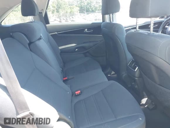 ✅ 2020 Kia Sorento LX • VIN: 5XYPGDA58LG636501 • Lot: 43172286. Wystawiony na IAAI z przebiegiem 99 229 mil. Bezpłatny archiwum sprzedaży aukcyjnych z USA i szczegółowy raport historii pojazdu na DreamBid. Zdjęcie 8.