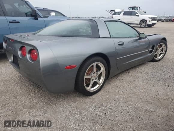 2004 Chevrolet Corvette z VIN 1G1YY22GX45105454, wystawiony jako Copart lot #74618604 z przebiegiem Nie podano mil oraz Nie do naprawy • Non repairable. Historia ofert i sprzedaży dostępna na DreamBid. Obrazek 3.