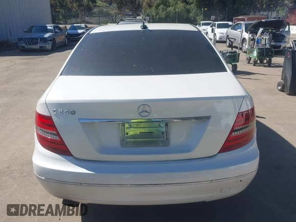 ✅ 2014 Mercedes-Benz C 250 Sport • VIN: WDDGF4HB1EA893149 • Lot: 41865343. Wystawiony na IAAI z przebiegiem 188 557 mil. Bezpłatny archiwum sprzedaży aukcyjnych z USA i szczegółowy raport historii pojazdu na DreamBid. Zdjęcie 16.