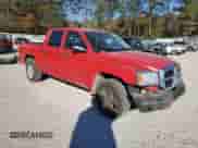 2006 Dodge Dakota ST z VIN 1D7HE28K56S533471, wystawiony jako Copart lot #83462934 z przebiegiem 114 097 mil mil oraz Szkoda całkowita • Salvage title. Historia ofert i sprzedaży dostępna na DreamBid. Obrazek 4.