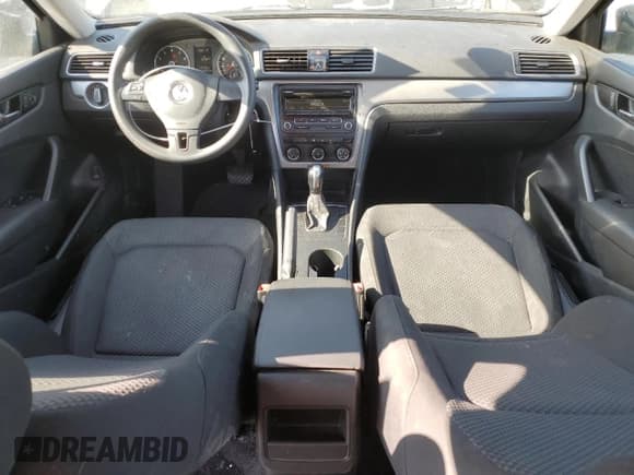 ✅ 2014 Volkswagen Passat S • VIN: 1VWAS7A34EC103585 • Lot: 70380135. Wystawiony na Copart z przebiegiem 122 892 mil. Bezpłatny archiwum sprzedaży aukcyjnych z USA i szczegółowy raport historii pojazdu na DreamBid. Zdjęcie 8.