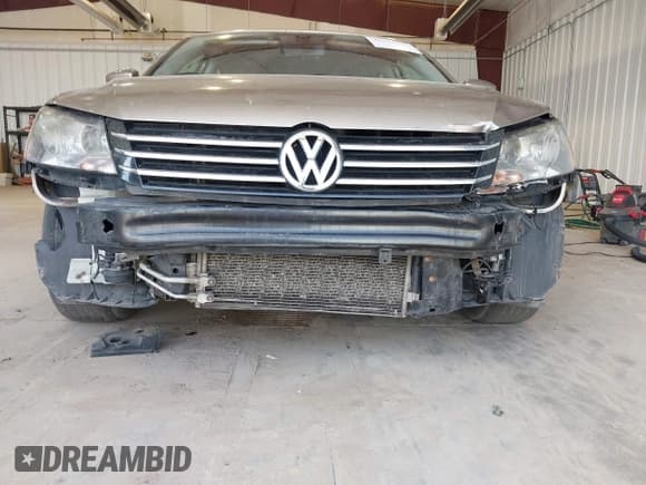 ✅ 2015 Volkswagen Passat S • VIN: 1VWAT7A33FC028442 • Lot: 42754557. Wystawiony na IAAI z przebiegiem 192 567 mil. Bezpłatny archiwum sprzedaży aukcyjnych z USA i szczegółowy raport historii pojazdu na DreamBid. Zdjęcie 6.