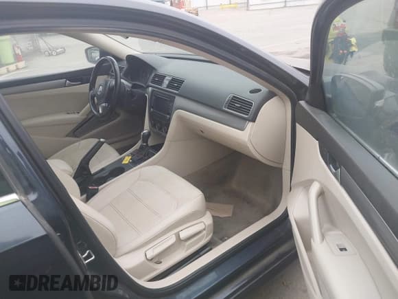 ✅ 2015 Volkswagen Passat S • VIN: 1VWAT7A36FC086898 • Lot: 43900114. Wystawiony na IAAI z przebiegiem 158 124 mil. Bezpłatny archiwum sprzedaży aukcyjnych z USA i szczegółowy raport historii pojazdu na DreamBid. Zdjęcie 5.