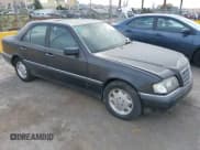 ✅ 1994 Mercedes-Benz C 2.8L • VIN: WDBHA28E8RF026270 • Lot: 43257376. Wystawiony na IAAI z przebiegiem Nie podano. Bezpłatny archiwum sprzedaży aukcyjnych z USA i szczegółowy raport historii pojazdu na DreamBid. Zdjęcie 1.