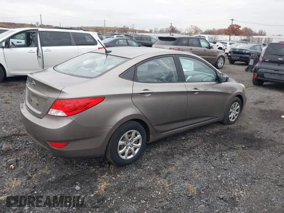 ✅ 2014 Hyundai Accent GLS • VIN: KMHCT4AE0EU686493 • Lot: 43682676. Wystawiony na IAAI z przebiegiem 119 173 mil. Bezpłatny archiwum sprzedaży aukcyjnych z USA i szczegółowy raport historii pojazdu na DreamBid. Zdjęcie 4.