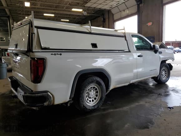 ✅ 2023 GMC Sierra 1500 • VIN: 3GTNUAED2PG287942 • Lot: 70228064. Wystawiony na Copart z przebiegiem 45 893 mil. Bezpłatny archiwum sprzedaży aukcyjnych z USA i szczegółowy raport historii pojazdu na DreamBid. Zdjęcie 3.