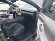 ✅ 2022 Tesla Model X • VIN: 7SAXCDE56NF339696 • Lot: 42481643. Wystawiony na IAAI z przebiegiem 25 934 mil. Bezpłatny archiwum sprzedaży aukcyjnych z USA i szczegółowy raport historii pojazdu na DreamBid. Zdjęcie 5.