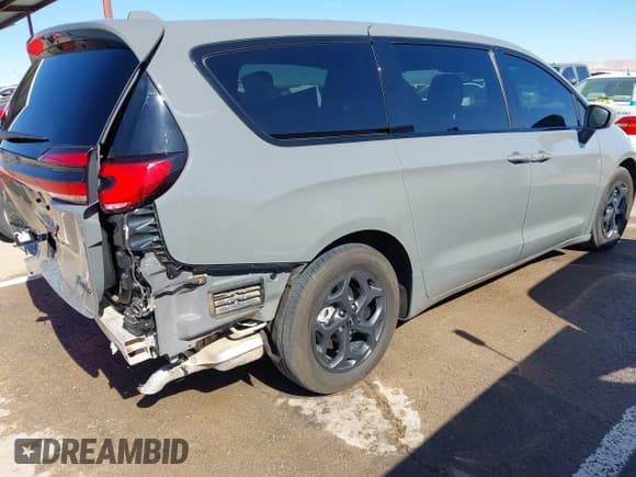 ✅ 2022 Chrysler Pacifica Hybrid Limited • VIN: 2C4RC1S79NR222225 • Лот: 41443021. Опубликован ранее на IAAI с пробегом 10 978 миль. Бесплатный доступ к архиву аукционных продаж из США и подробный отчёт об истории автомобиля на DreamBid. Изображение 4.