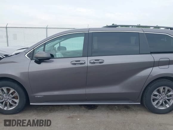 ✅ 2021 Toyota Sienna LE • VIN: 5TDKRKEC9MS063162 • Lot: 42512528. Listed on IAAI with 65,076 mi. Free auction sales archive from the USA and detailed vehicle history report at DreamBid. Image 14.