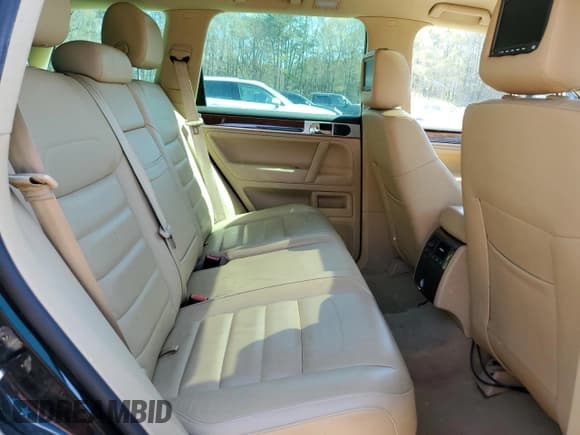 ✅ 2010 Volkswagen Touareg VR6 • VIN: WVGBF7A97AD003738 • Lot: 50394915. Wystawiony na Copart z przebiegiem 126 591 mil. Bezpłatny archiwum sprzedaży aukcyjnych z USA i szczegółowy raport historii pojazdu na DreamBid. Zdjęcie 11.