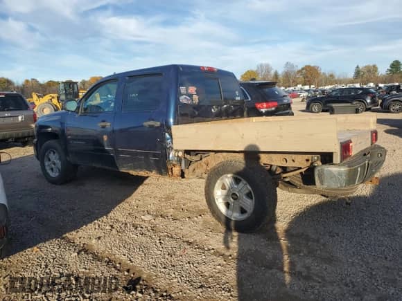 2010 Chevrolet Silverado 1500 LT with VIN 3GCRKSE37AG201388, listed as a Copart auction lot 90482615 with 184,925 mi miles and Salvage title. Bid and sale history available at DreamBid. Image 2.