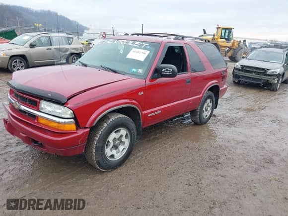 2003 Chevrolet Blazer LS z VIN 1GNCT18X93K171504, wystawiony jako IAAI lot #41682798 z przebiegiem 74 017 mil mil oraz . Historia ofert i sprzedaży dostępna na DreamBid. Obrazek 2.
